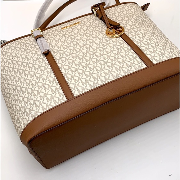 MICHAEL KORS VANILLA SIGNATURE COLOR 
Jet Set Travel Large Logo Tote Bag - Picture 4 of 16